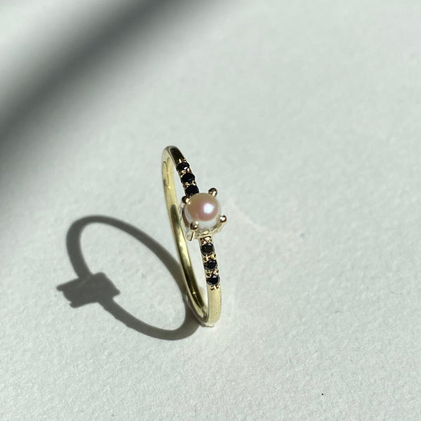 Gold ring with pearl and black diamonds
